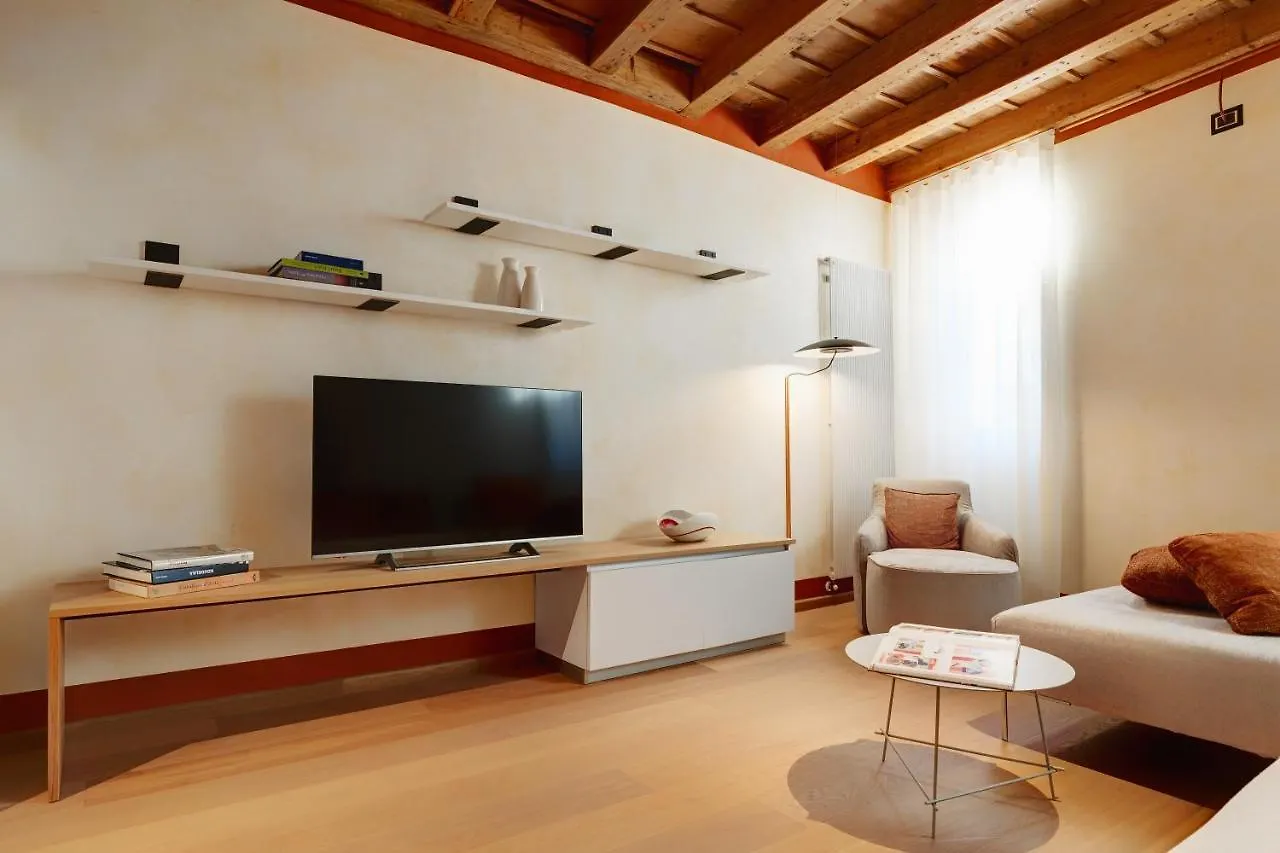1881 Luxury Suites Verona 0*,