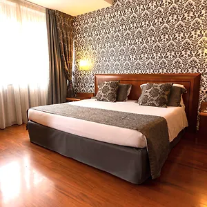 4* מלון Palace